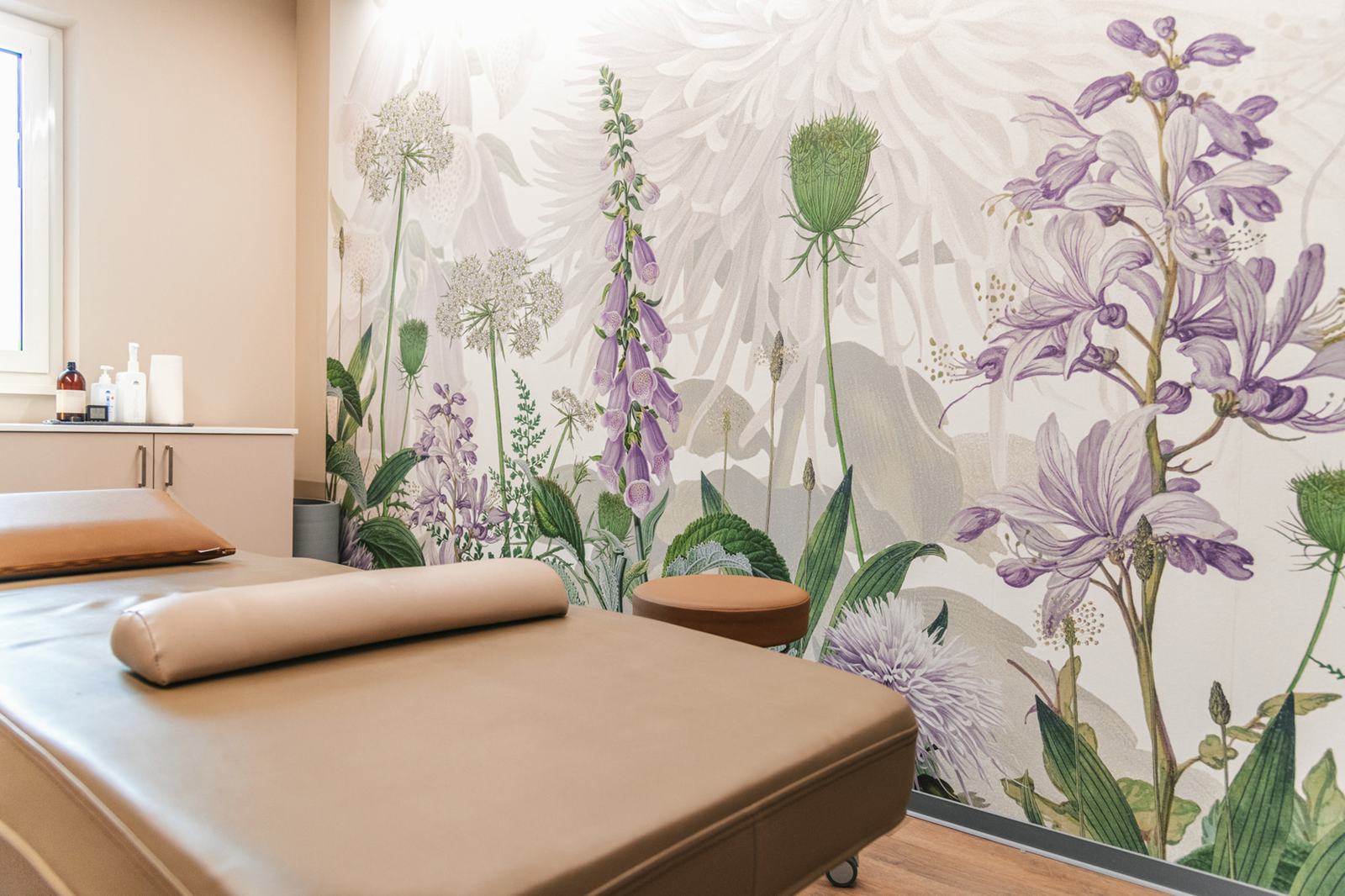 Behandlungsraum mit Blumen-Wandbild